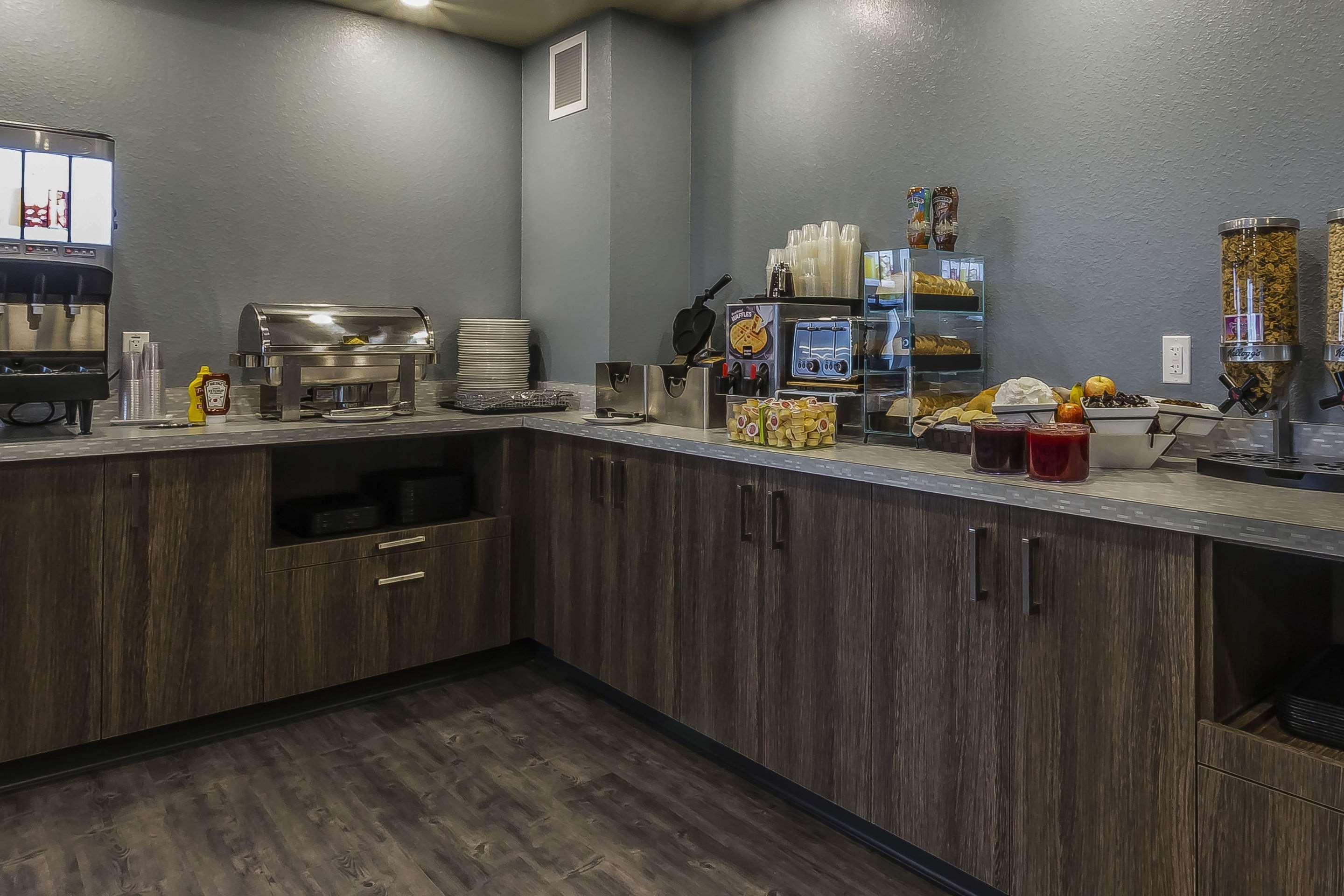 Quality Inn & Suites Moose Jaw Exterior foto