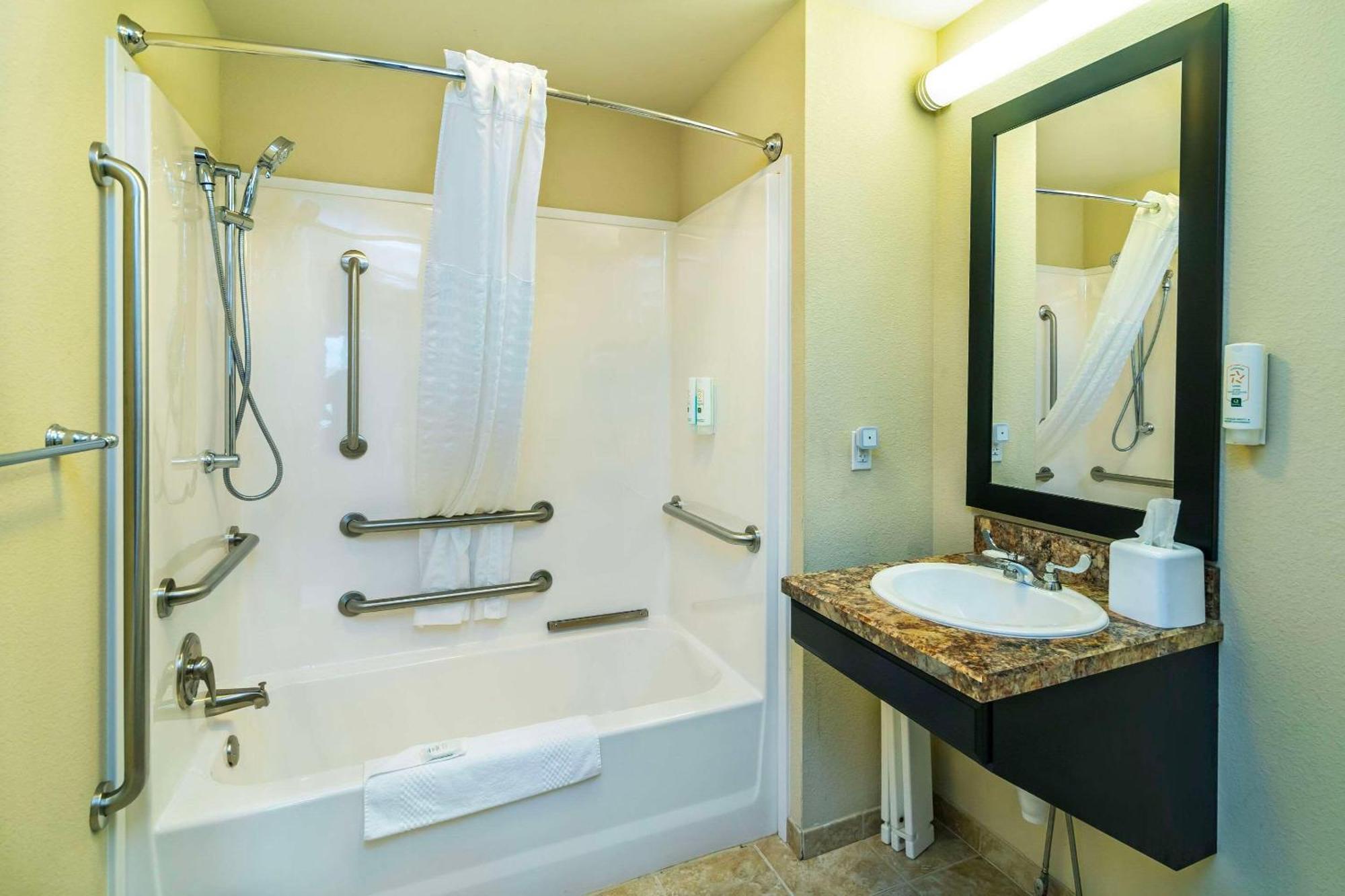 Quality Inn & Suites Moose Jaw Exterior foto